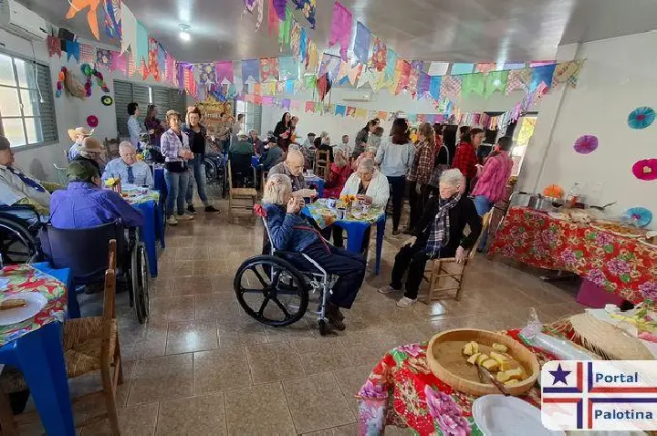(ALEGRIA E DESCOTRAÇÃO) Festa Junina anima os velhinho do Lar da fraternidade de Palotina (vídeo)