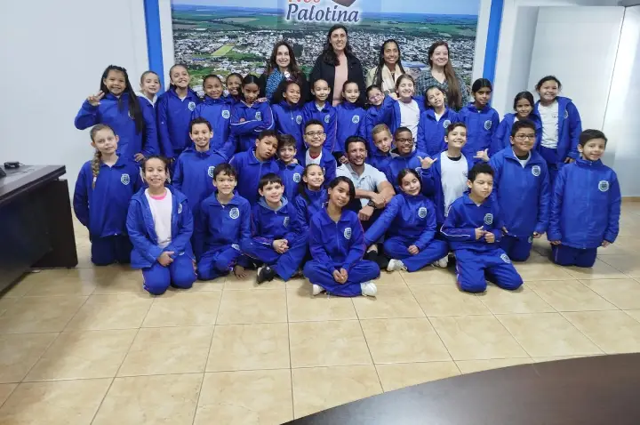 Alunos da Escola Terezinha Giron Agustini conhecem a Prefeitura e aprendem sobre os poderes públicos