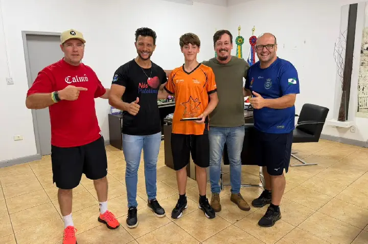 Atleta palotinense destaque no BMX visita o prefeito municipal
