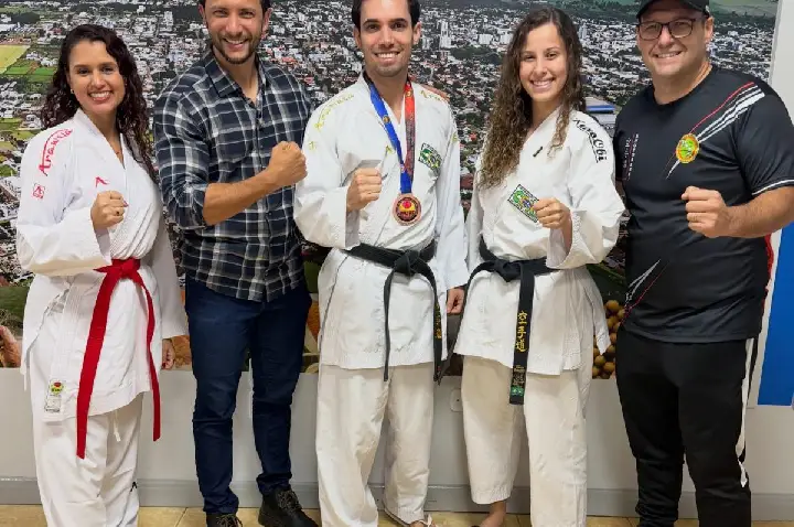 Atletas de Palotina são homenageados no gabinete do prefeito após destaque em Campeonato Mundial de Karatê