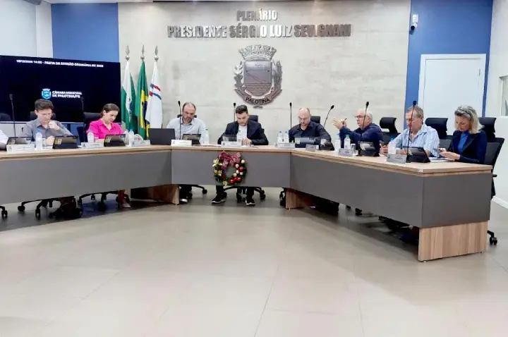 Câmara aprova projetos polêmicos sobre auxílio-alimentação na última sessão de 2025