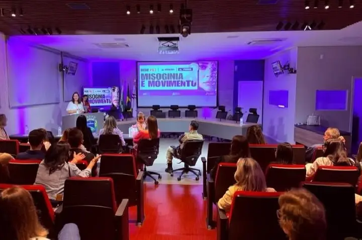 Câmara de Palotina realiza palestra sobre misoginia e movimento Red Pill durante o Agosto Lilás