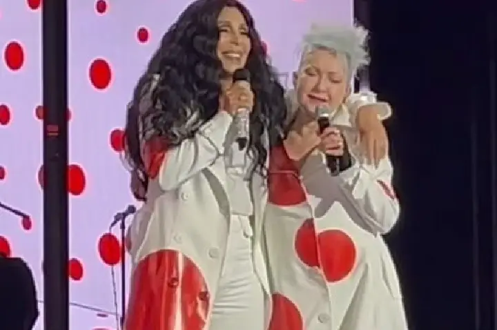 Cyndi Lauper encerra turnê de despedida com show histórico no Hollywood Bowl