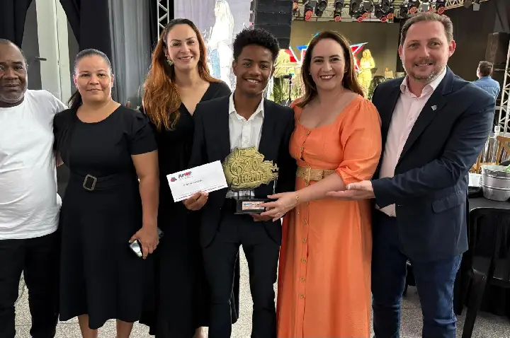 Davi Silva Encanta no 20º FERMOP e Conquista 2º Lugar Representando Maripá
