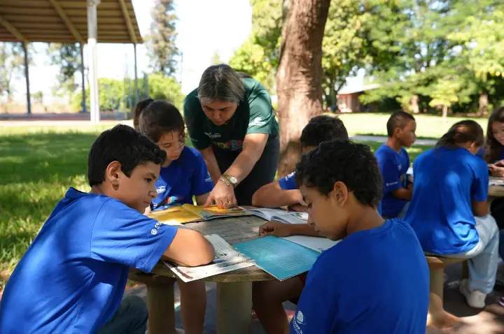 Entre página de livros, alunos aprendem a ler