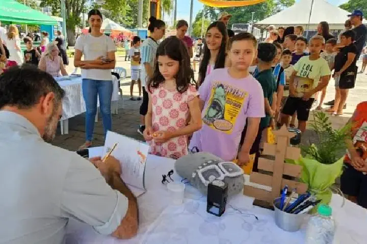 Festa Literária de Palotina reuniu alunos e famílias para atividades culturais e de leitura no município