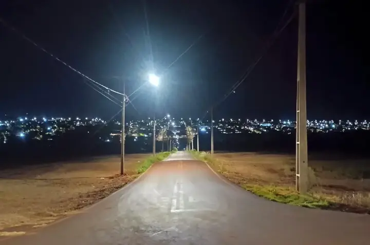 Município implanta iluminação pública em via que liga o Cohapar ao Parque Industrial