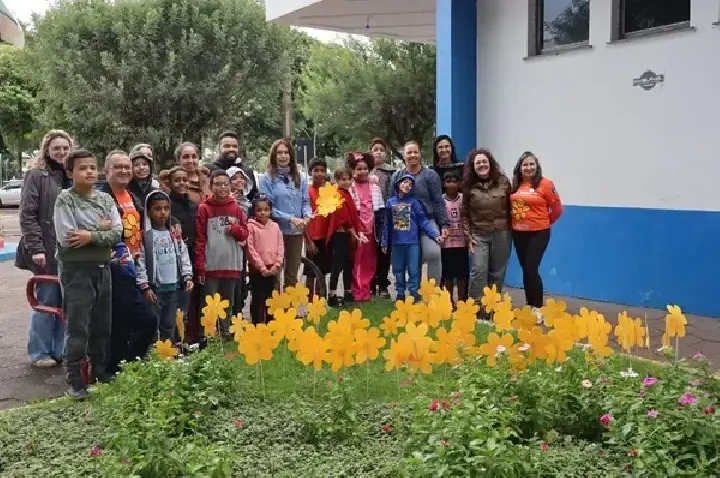 Plantio de flores marca mobilização pelo combate ao abuso e à exploração sexual de crianças e adolescentes em Palotina