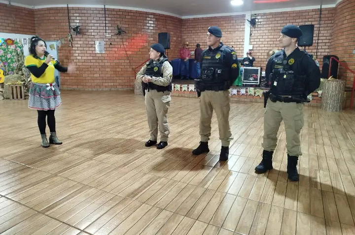 Polícia Militar orienta idosos sobre golpes durante Festa Junina dos Clubes da Terceira Idade
