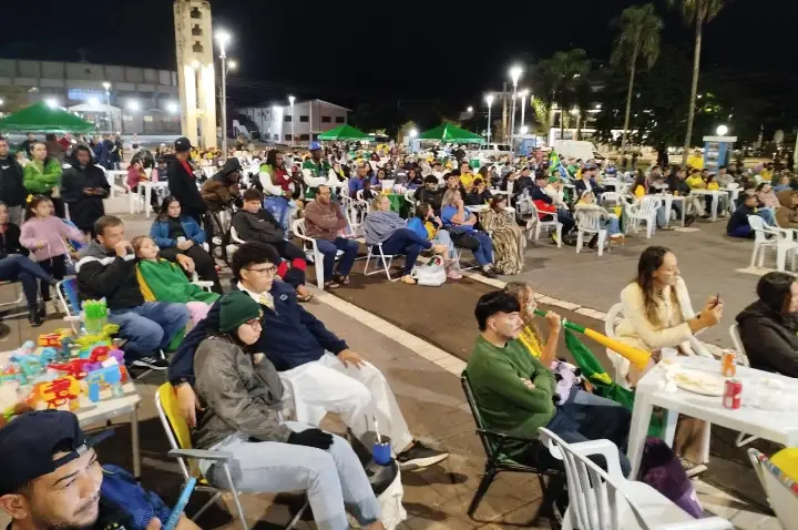 Praça Amadeo Piovesan reúne grande público para estreia do Brasil na Copa do Mundo