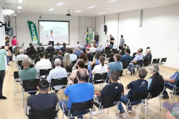 Prefeito Rodrigo Ribeiro e deputado Hussein Bakri apresentam projeto da Rua Coberta em encontro na Acipa