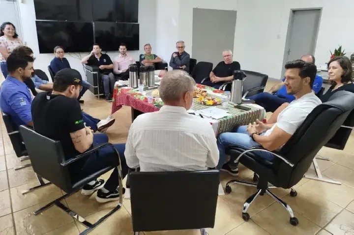 Prefeito Rodrigo Ribeiro reúne vereadores e secretários para avaliação e reforça importância da harmonia entre os poderes