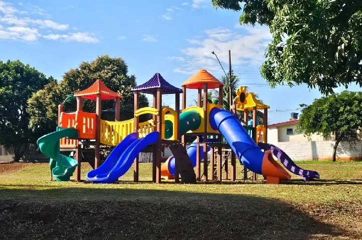 Prefeitura instala três novos parques infantis em bairros de Palotina