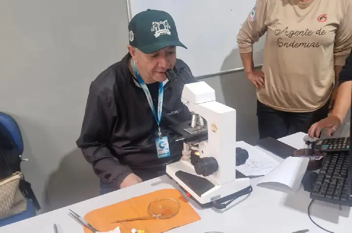 Radialista Jackson Luiz visita setor de Endemias e acompanha trabalho de identificação de larvas em Palotina