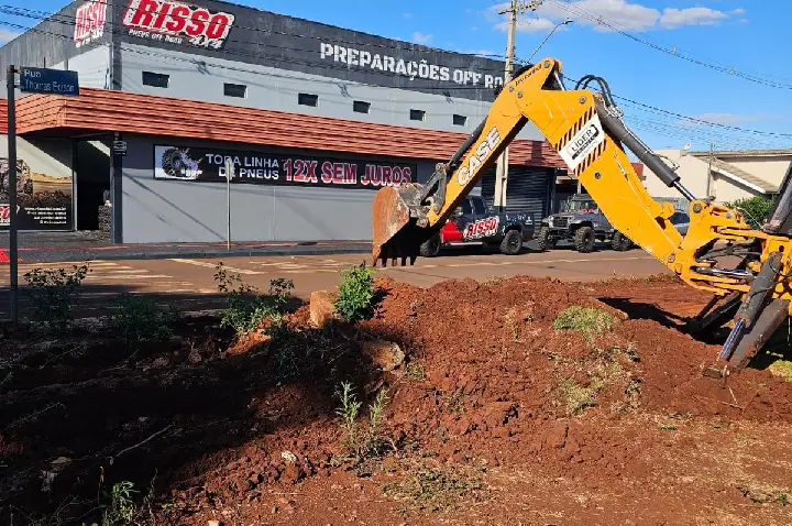 Secretaria de Obras prepara área pública para plantio de grama no Jardim Zurick