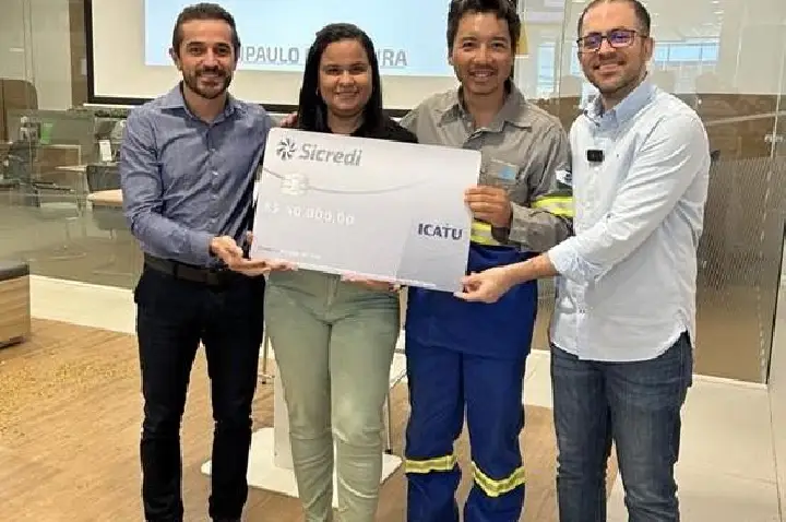 Sicredi entrega prêmio de seguro de vida a associado de Ubiratã (PR)