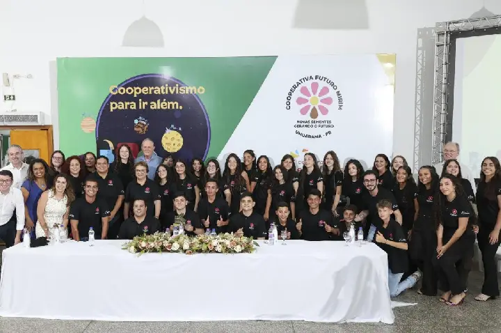 Sicredi lança cooperativa escolar e avança na educação com os jovens de Umuarama (PR)