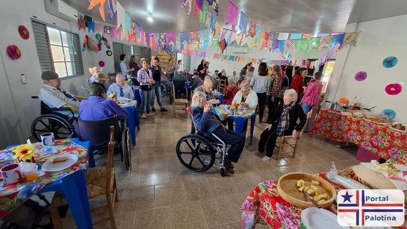 (ALEGRIA E DESCOTRAÇÃO) Festa Junina anima os velhinho do Lar da fraternidade de Palotina (vídeo)