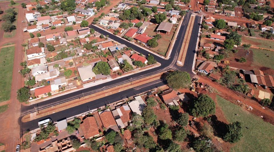 Avanço do asfaltamento no distrito de Encantado do Oeste, uma parte já foi concluída e segunda etapa passou de 50%