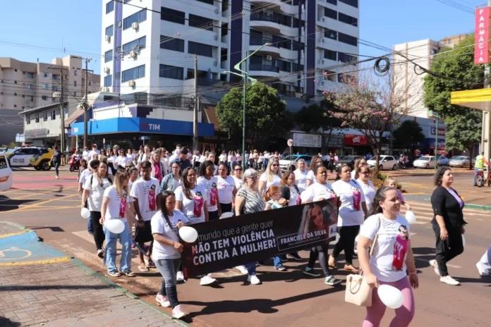 Caminhada contra o feminicídio reuniu pessoas em 181 cidades do Paraná