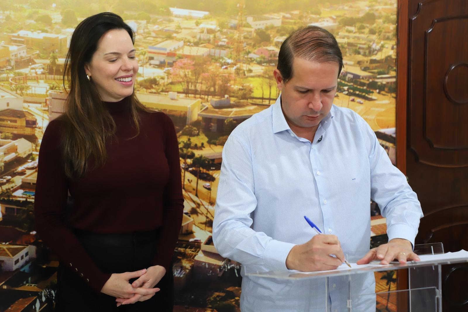 Prefeito Marcel Micheletto assina autorização do aumento de 55% no vale-alimentação dos servidores municipais  R$ 400 para R$ 620
