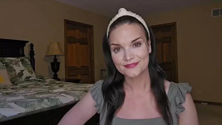 Atriz anuncia que está grávida do marido, que morreu 10 anos atrás
