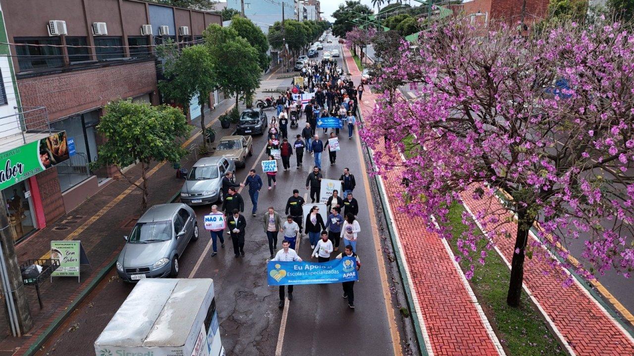 Caminhada em defesa das escolas especializadas reúne comunidade e lideranças em Palotina