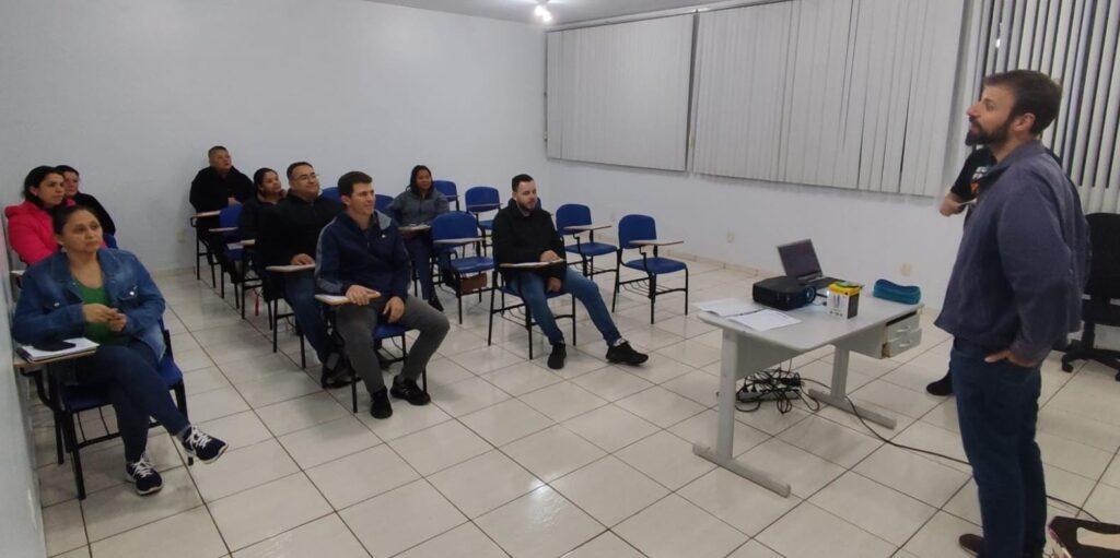 Faculdade do Trabalhador de Palotina encerra cursos de capacitação profissional em Garçom e Precificação