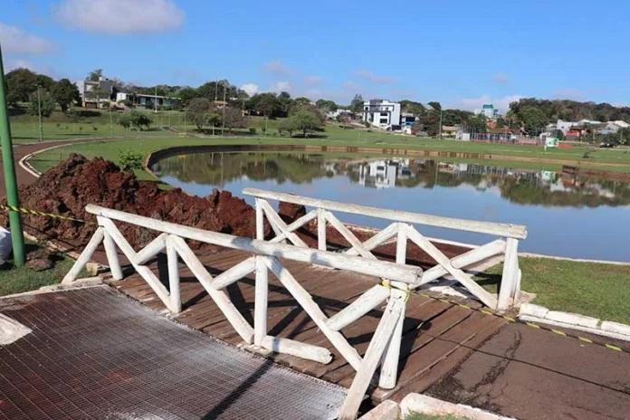 Lago Municipal de Palotina passa por manutenção para conter infiltração e preservar estrutura