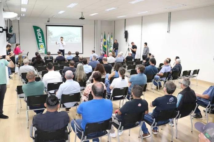 Prefeito Rodrigo Ribeiro e deputado Hussein Bakri apresentam projeto da Rua Coberta em encontro na Acipa