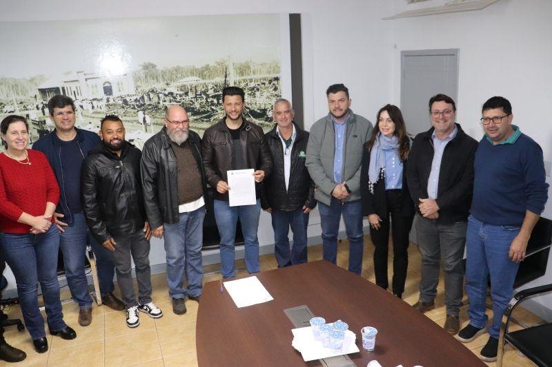 Prefeito Rodrigo Ribeiro oficializa entrega de projeto para compra da AFFITRA à Câmara