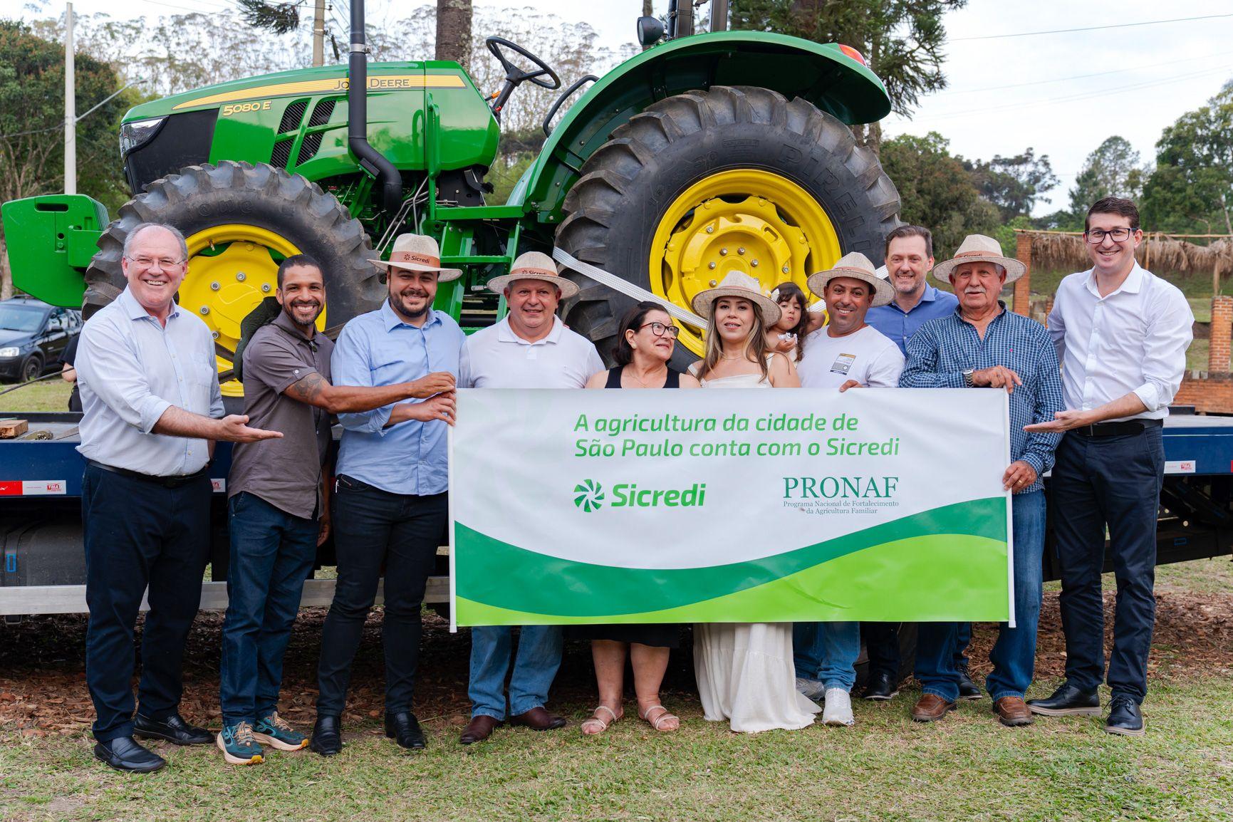 Sicredi entrega tratores a produtores de Parelheiros e impulsiona a agricultura paulistana