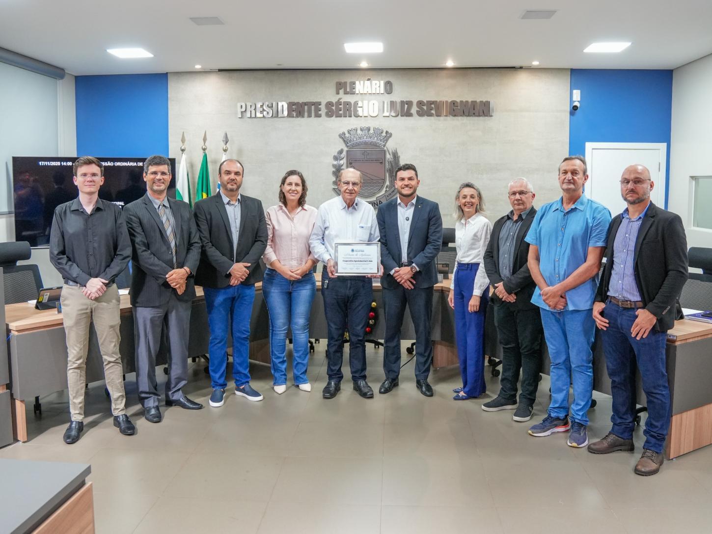 Câmara de Palotina entrega Moção de Aplausos à C.Vale pelos seus 62 anos