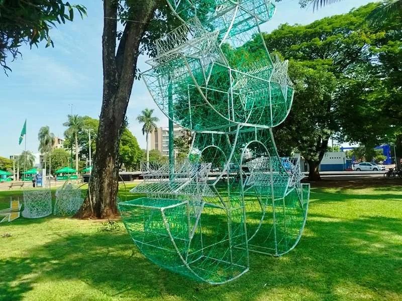 Palotina inicia instalação dos enfeites natalinos