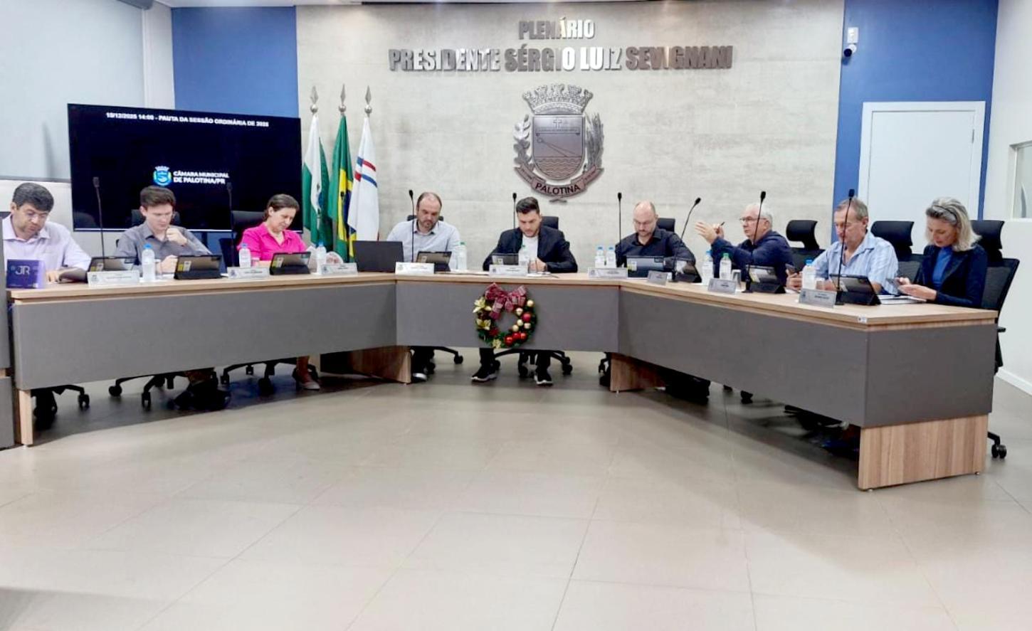 Câmara aprova projetos polêmicos sobre auxílio-alimentação na última sessão de 2025