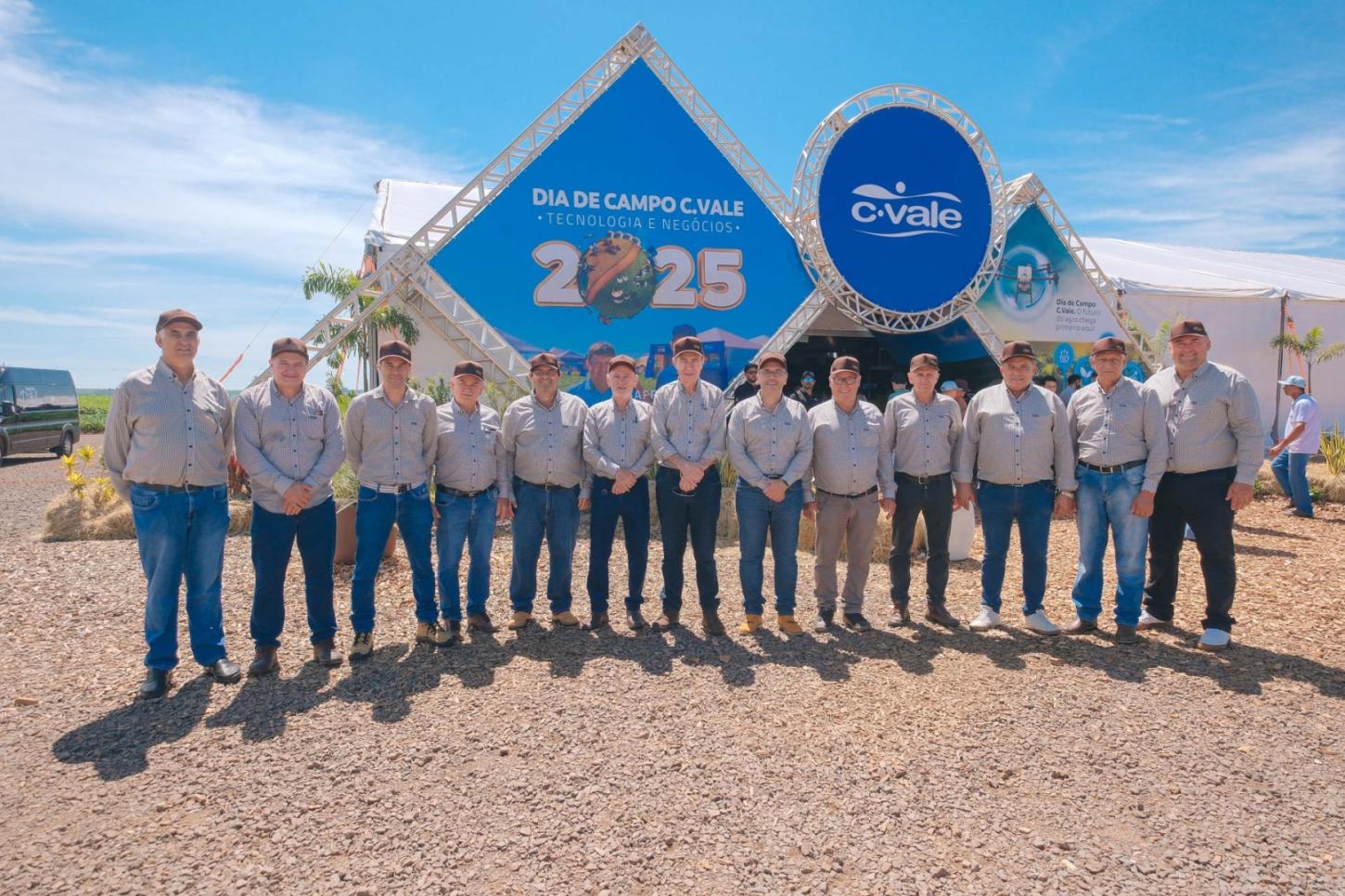 Máquinas despertam atenção de produtores no dia de campo da C.Vale