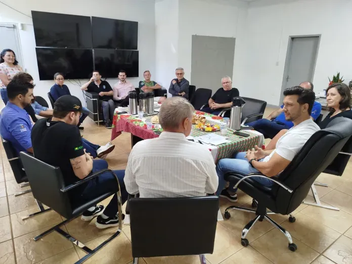 Prefeito Rodrigo Ribeiro reúne vereadores e secretários para avaliação e reforça importância da harmonia entre os poderes