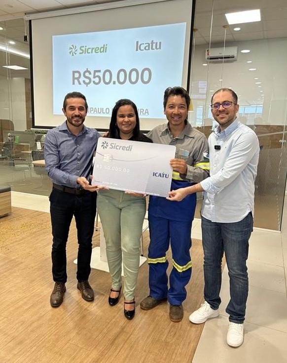 Sicredi entrega prêmio de seguro de vida a associado de Ubiratã (PR)