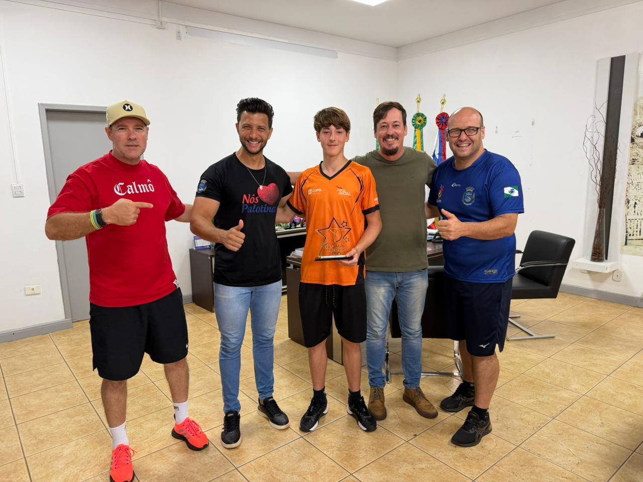 Atleta palotinense destaque no BMX visita o prefeito municipal