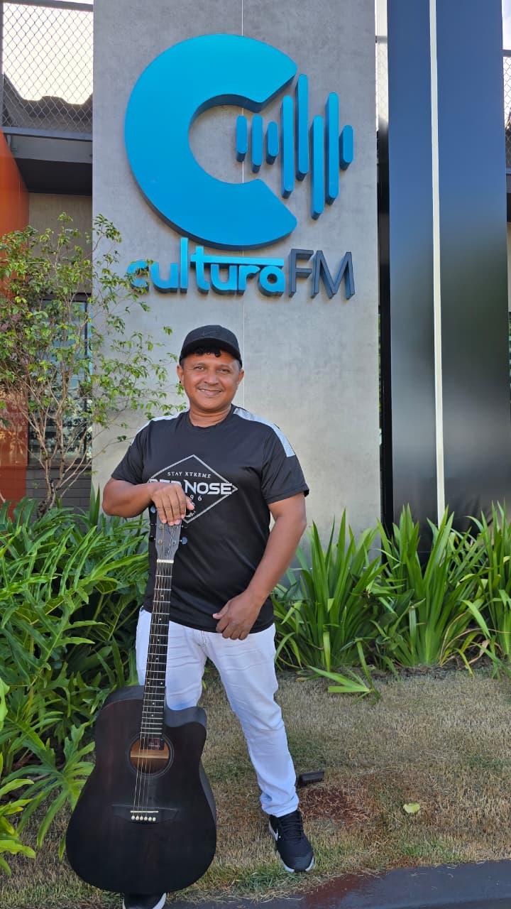 Entrevista com o cantor Pedro Lucas