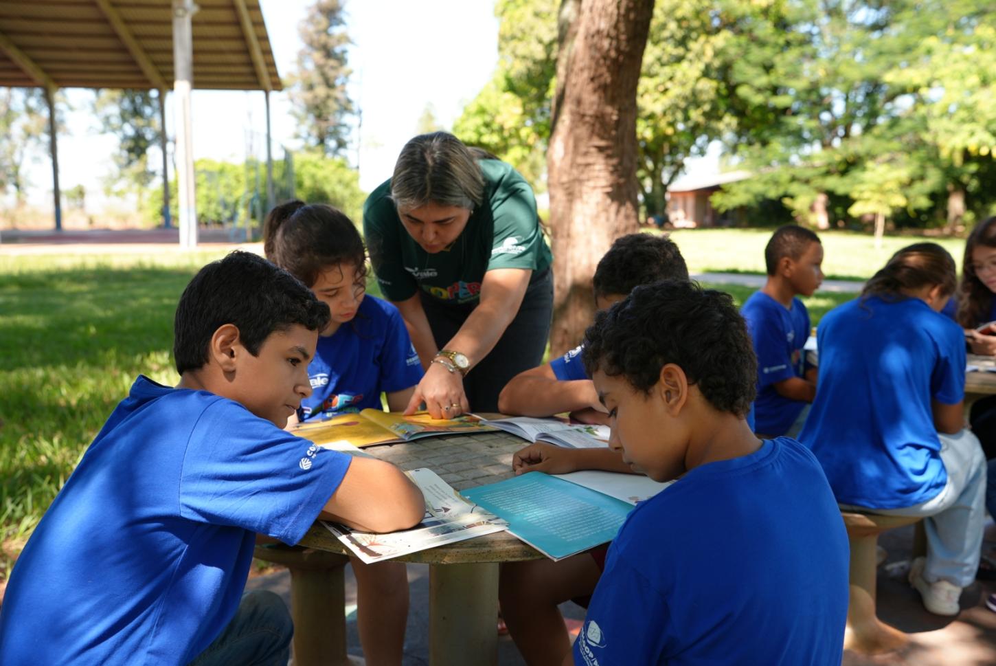 Entre página de livros, alunos aprendem a ler