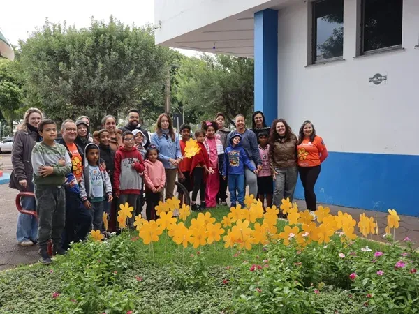 Plantio de flores marca mobilização pelo combate ao abuso e à exploração sexual de crianças e adolescentes em Palotina