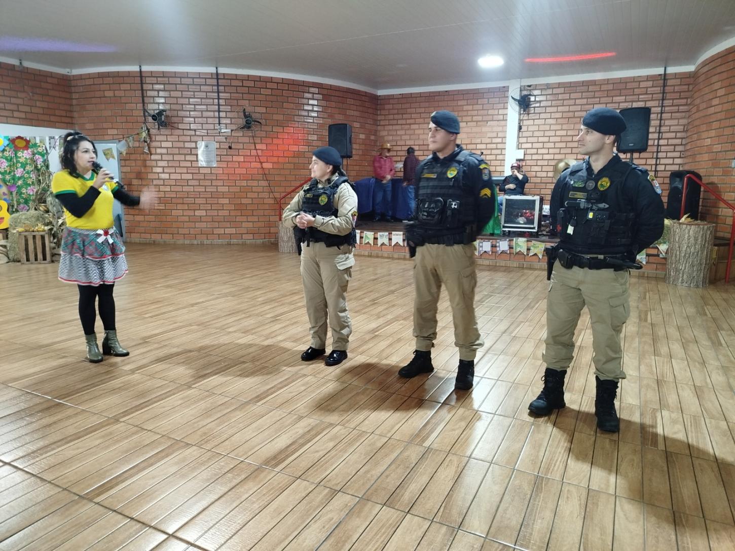 Polícia Militar orienta idosos sobre golpes durante Festa Junina dos Clubes da Terceira Idade