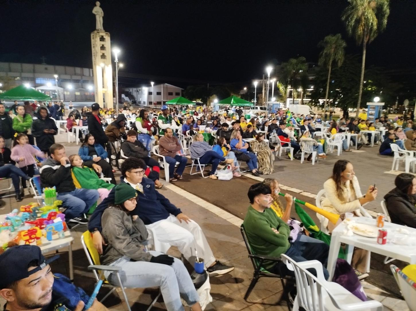 Praça Amadeo Piovesan reúne grande público para estreia do Brasil na Copa do Mundo