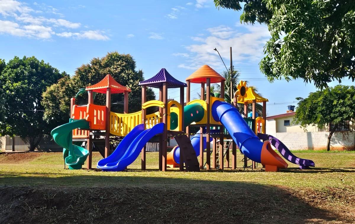 Prefeitura instala três novos parques infantis em bairros de Palotina