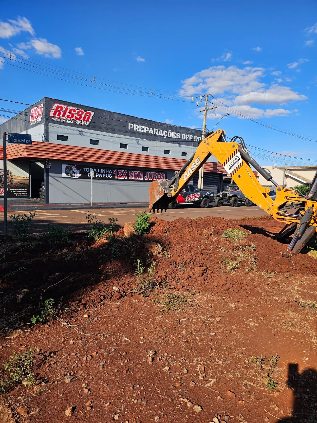 Secretaria de Obras prepara área pública para plantio de grama no Jardim Zurick